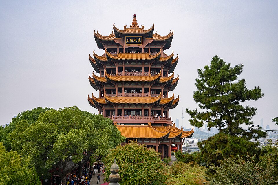 黄鹤楼：绿树间的楼阁全景／黄鶴楼：緑に囲まれた楼閣の全景