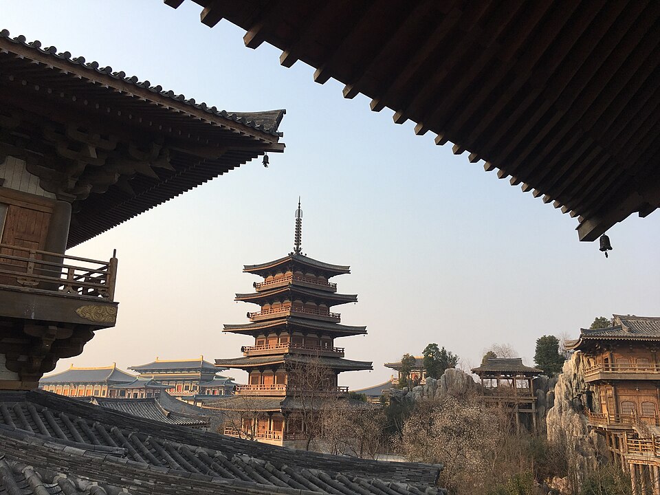 唐城的唐风楼阁、屋檐与宝塔实景/唐城の唐風の建物、屋根と塔の実景